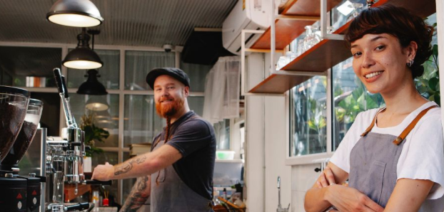 Personas emprendiendo en su negocio