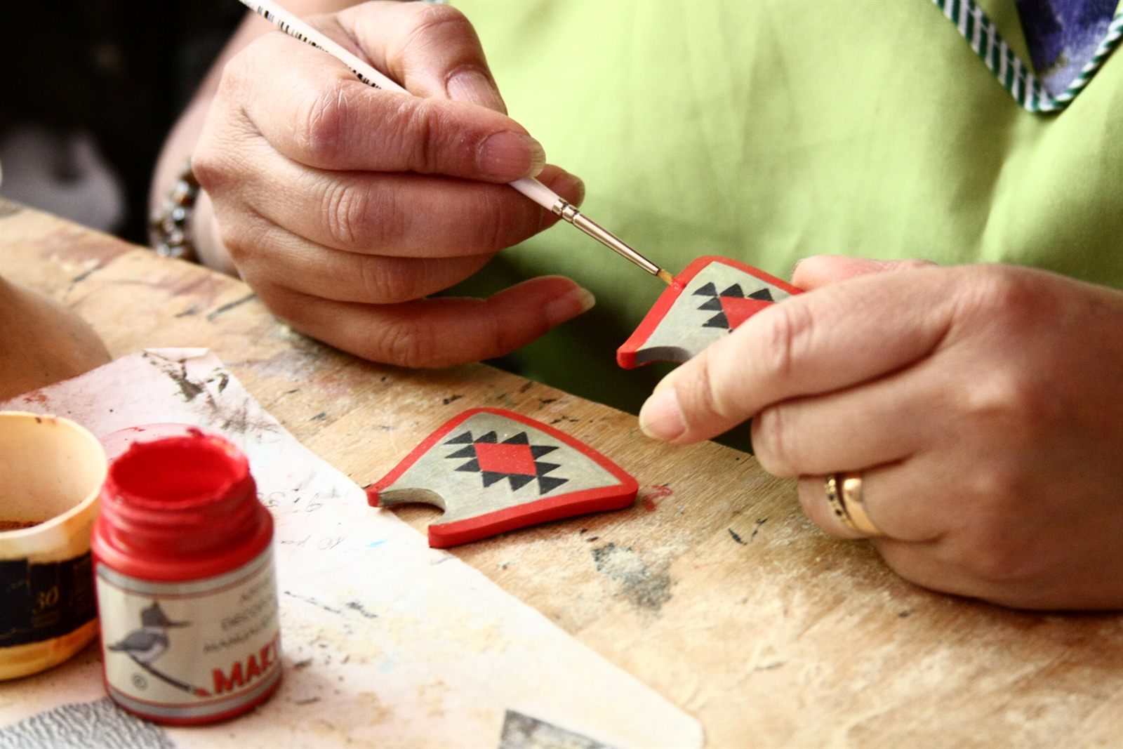 Personas participando en una actividad de apoyo al emprendimiento